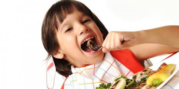 아이는 췌장염이 있는 식단에서 야채를 먹는다